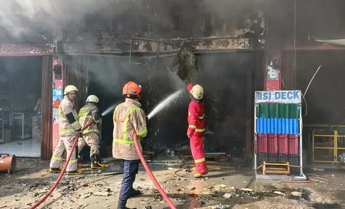 Sempat Dengar Suara Ledakan, Toko Bangunan di Jalan Jenderal Hangus Terbakar