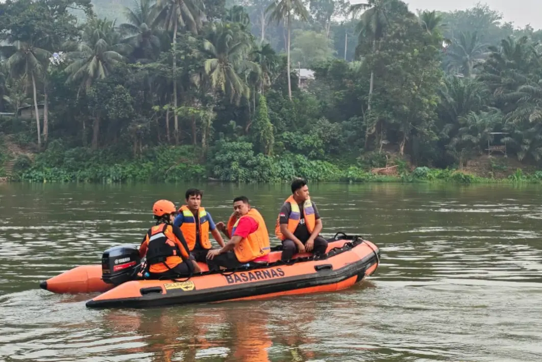 Seorang Pria Jatuh dari Jembatan Rantau Berangin Kampar, Tim SAR Lakukan Pencarian