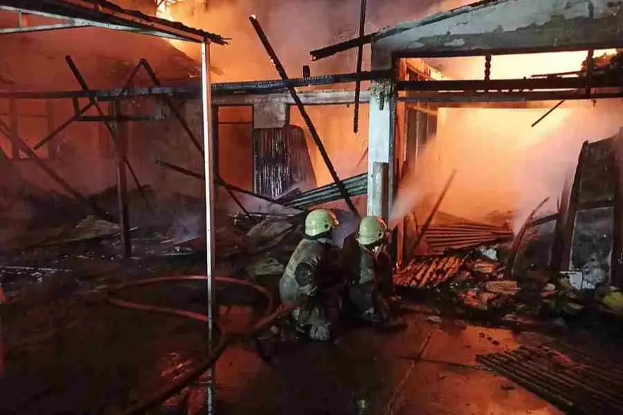 Sijago Merah Mengamuk Dekat Komplek Nyamuk, Rumah 2 Lantai Hangus Terbakar