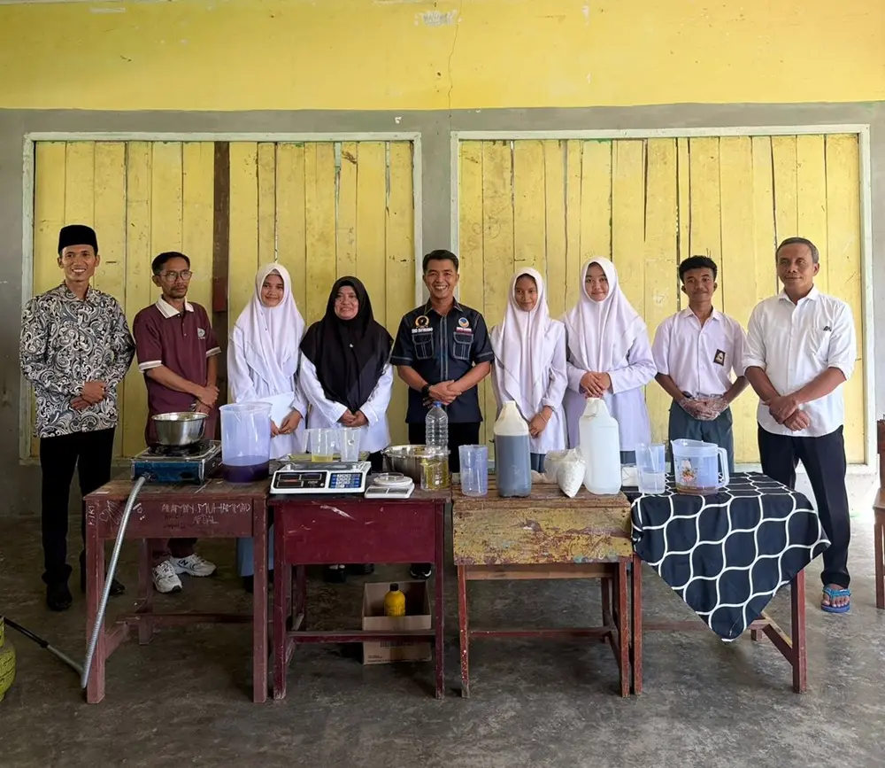 Siswa MAN 5 Kampar di Desa Kuntu Sulap Minyak Jelantah Jadi Biodiesel B100, Anggota DPRD Eko Sutrisno Dorong Hak Cipta