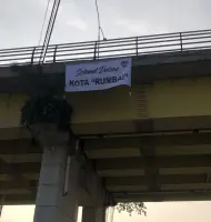 Thumbnail Spanduk 'Kota Rumbai' Terpampang di Jembatan Siak IV, Tokoh Muda Buka Suara Soal Pemekaran