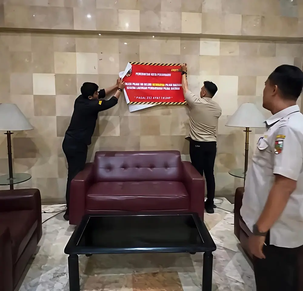 Tak Gubris Teguran, Bapenda Pekanbaru Pasang Stiker 'Penunggak Pajak' di Hotel Jalan Sudirman