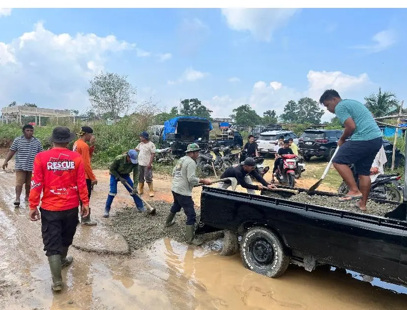 Tak Kunjung Diperbaiki Pemda, Warga Koto Mesjid Kampar Swadaya Cor Jalan Provinsi