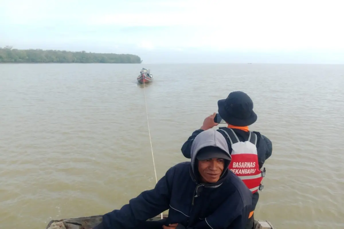 Terombang Ambing di Laut karena Mesin Kapal Mati, SAR Evakuasi 4 Nelayan di Rohil