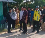 Tinjau ke Jalan Nelayan, Wali Kota Pekanbaru Pastikan Jembatan Darurat Segera Dibangun