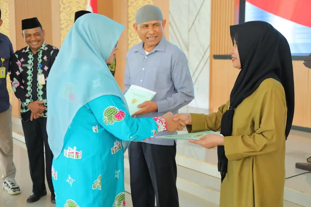 Tuntaskan Penantian 16 Tahun, Bupati Afni Serahkan Puluhan SHM Warga Balai Kayang