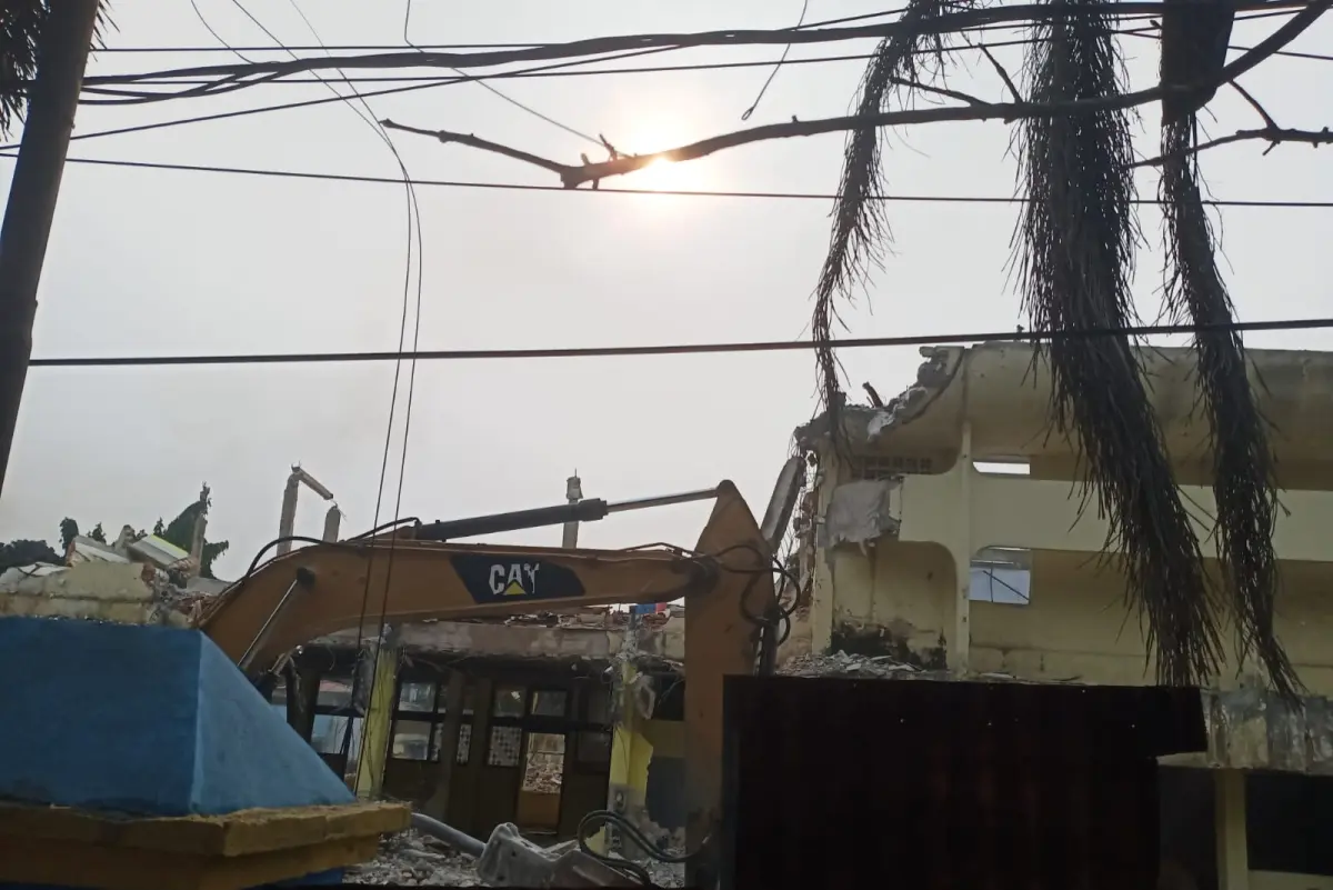 Urai Kemacetan, Dinas PUPR Riau Robohkan Gedung BWSS Jalan Cut Nyak Dien untuk Buka Jalur Alternatif