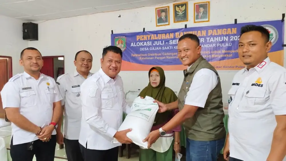 Wabup Rianto Distribusikan Bantuan Beras Pemerintah Pusat di Desa Gajah Sakti Bandar Pulau