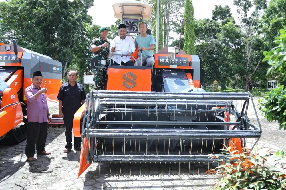 Wabup Siak Syamsurizal Serahkan Dua Unit Mesin Panen Modern