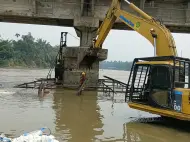 Waduh! Setelah Kemarin Miring, Kali ini Fondasi Jembatan Ujung Batu Rohul Turun