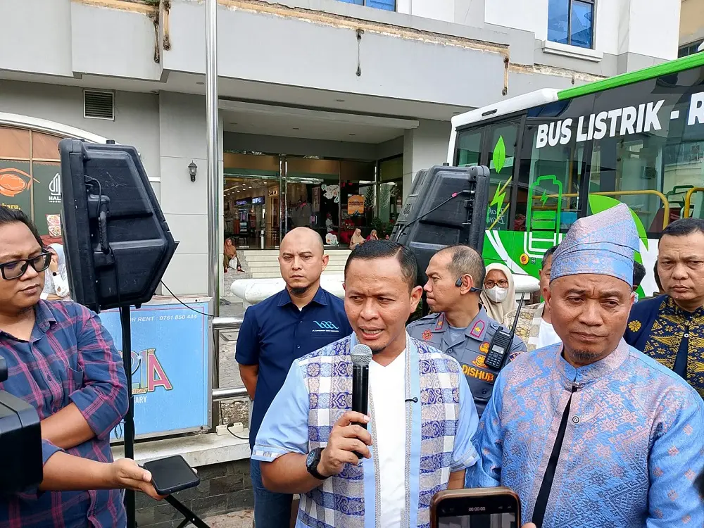 Wako Agung Lepas Uji Coba Dua Bus Listrik, Perkuat Trans Metro Pekanbaru