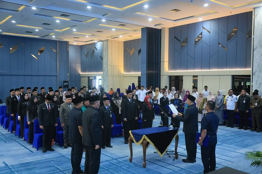 Wawako Pekanbaru Lantik 42 Pejabat, Martin Manoluk Sekretaris BPBD