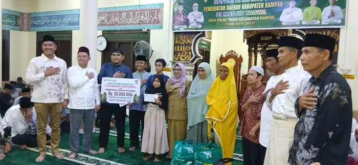 Safari Ramadan di Pulau Tinggi, Wabup Misharti Serahkan Bantuan Rp20 Juta untuk Masjid Taqwa