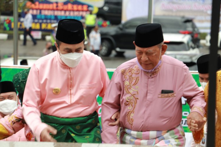 Pimpinan DPRD Kampar, Tony Hidayat dan Rivol menanti kedatangan tamu kehormatan