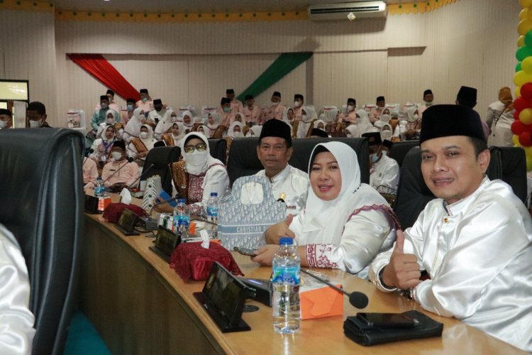 Bupati Kampar, Catur Sugeng Sutanto menyerahkan potongan tumpeng kepada Gubernur Riau Syamsuar