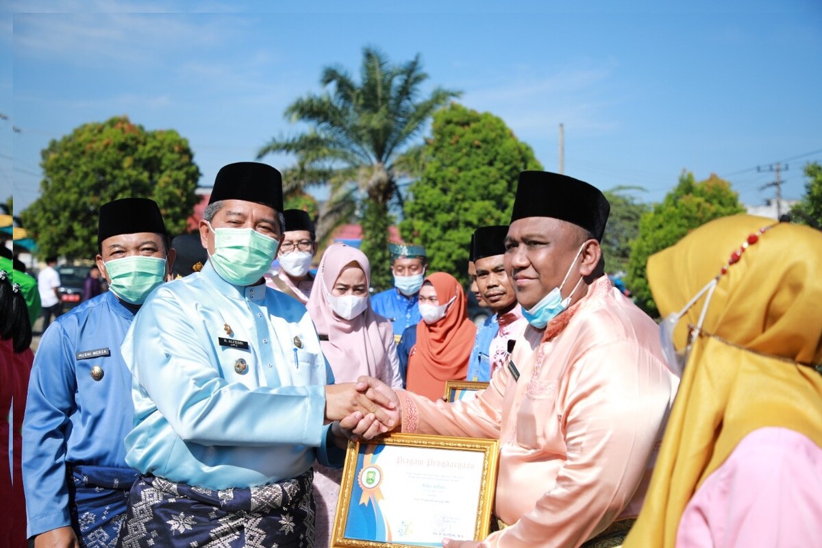 Peringati Harkitnas, Alfedri Beri Penghargaan Insan Penggerak Pendidikan