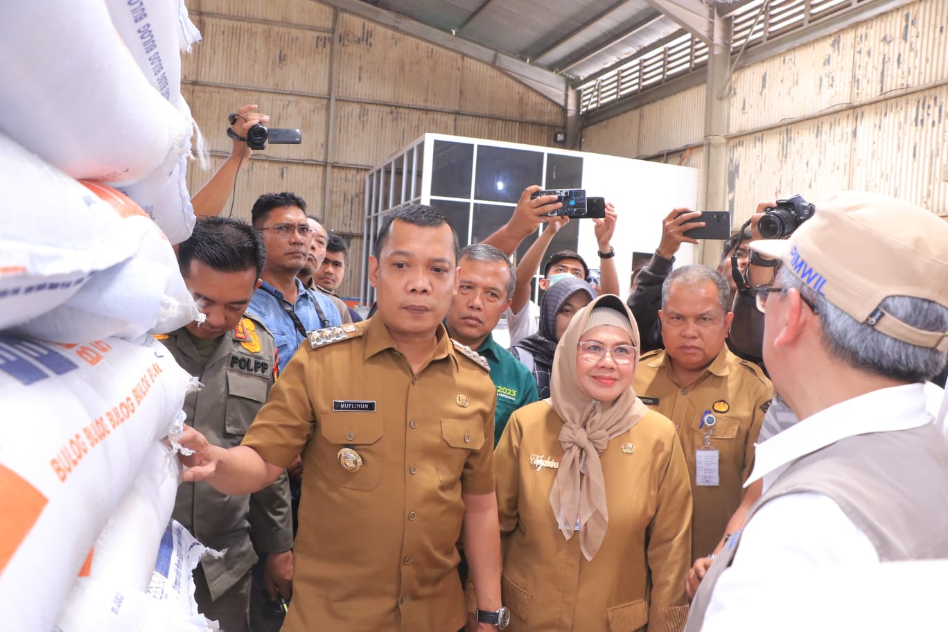 Tinjau Gudang Bulog, Pj Walikota Pekanbaru Pastikan Stok Beras Aman