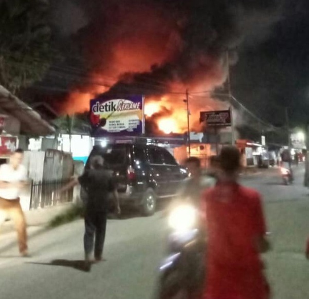 Sejumlah Rumah di Jalan Pangeran Hidayat Terbakar