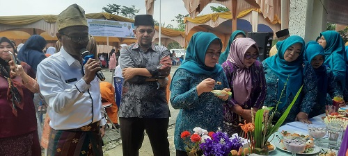 Hj. Deswita Kamsol Dapat Umbut Rotan, Camat H Abukari Panen Ikan