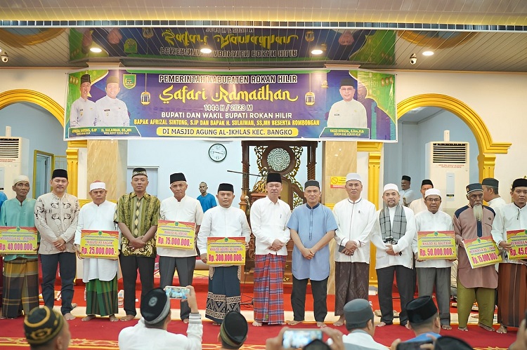Bupati Rohil Serahkan Bantuan Kepada 25 Masjid dan Musholla