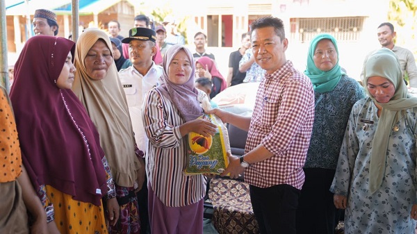 Silaturahmi Dengan Masyarakat Darussalam dan Sungai Bakau, Bupati Rohil Serahkan 8 Ton Beras