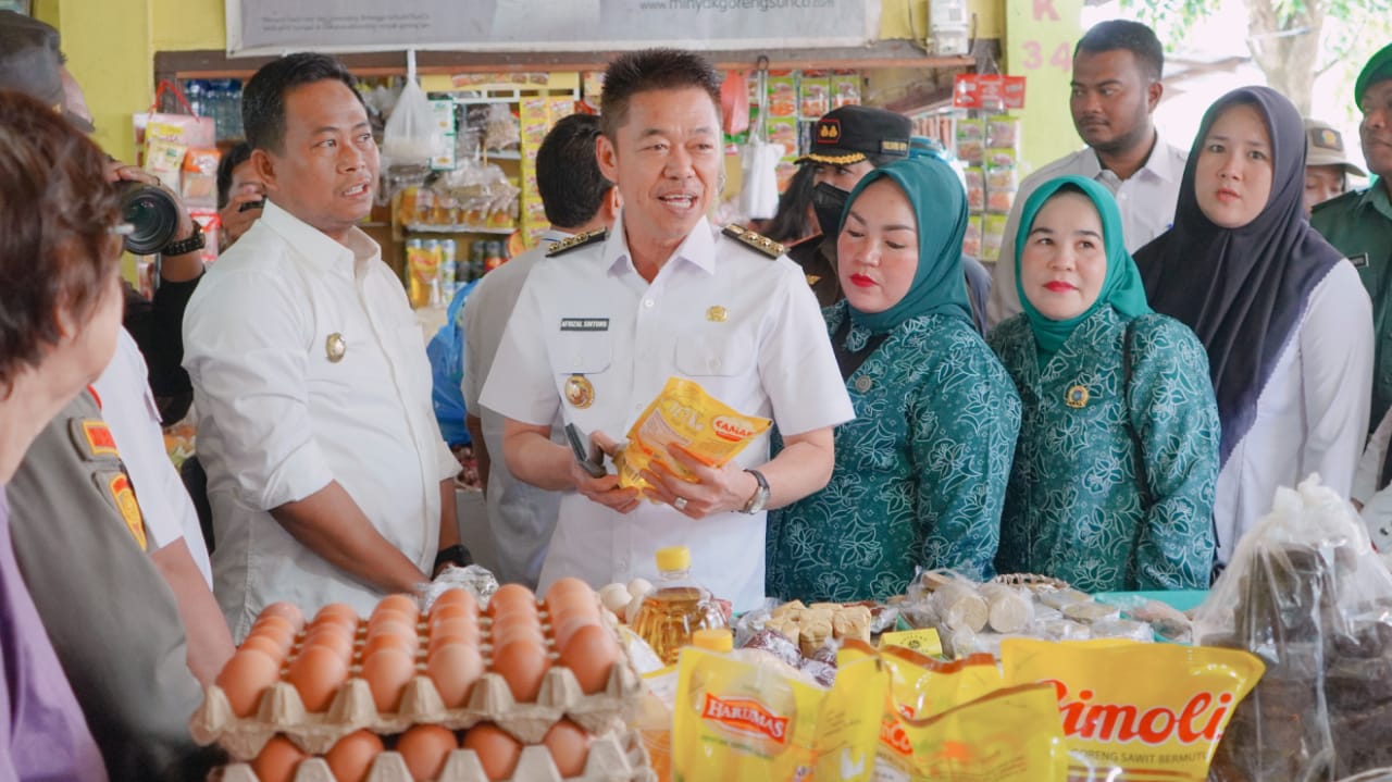 Cek Harga dan Ketersediaan Sembako, Bupati Rohil Bersama Forkopimda Kunjungi Pasar Datuk Rubiah