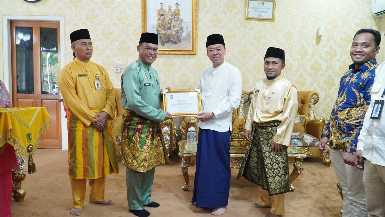 Bupati Rohil Terima Dua Penghargaan dari Dirjenpol dan Adipsi