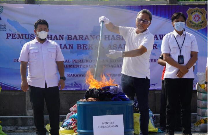 Menteri Perdagangan RI Musnahkan 730 Bal Pakaian Bekas Hasil Penangkapan di Pekanbaru
