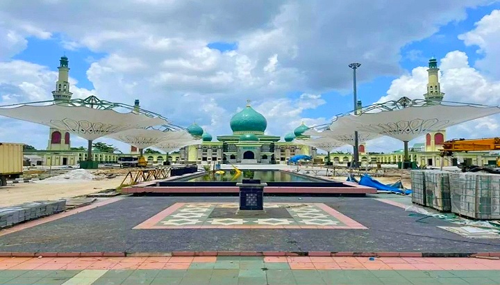 Gubri Syamsuar dan Wagubri Edy Natar Tarawih Perdana di Masjid Annur