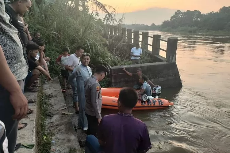 Ambil Sendal Yang Terjatuh ke Sungai, Bocah 4 Tahun Tenggelam di Sungai Kampar
