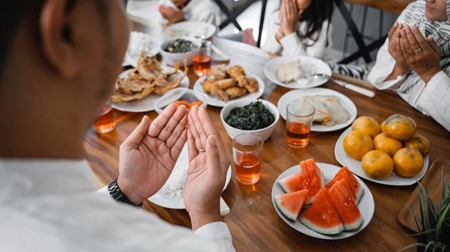 Jangan Langsung Berbaring, Ini Cara Berbuka Sehat dan Benar