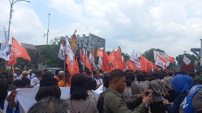 Puluhan Massa SPMI Ancam Duduki Kantor Gubernur Riau, Tolak UU Omnibus Law Karena PHK Sepihak