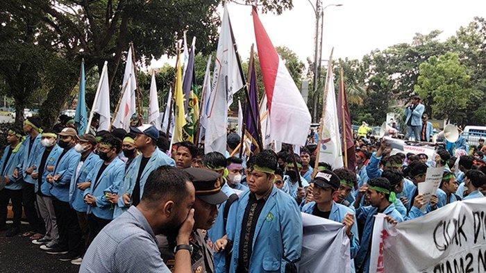 Jelang Berbuka Puasa, Ratusan Mahasiswa UNRI Geruduk Gedung DPRD Riau