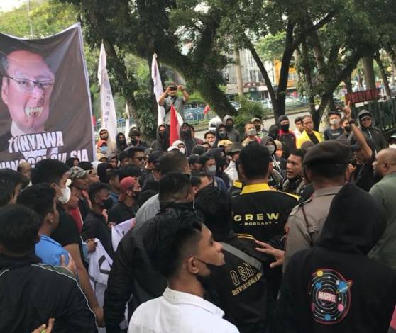 Tuntut Dibentuknya Pansus PHR, Unjukrasa Mahasiswa di DPRD Riau Ricuh