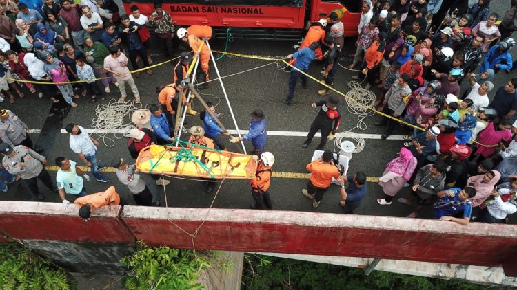 Pengendara Motor Warga Pekanbaru  Terjun Masuk  Jurang di Kelok Sembilan Sumatera Barat