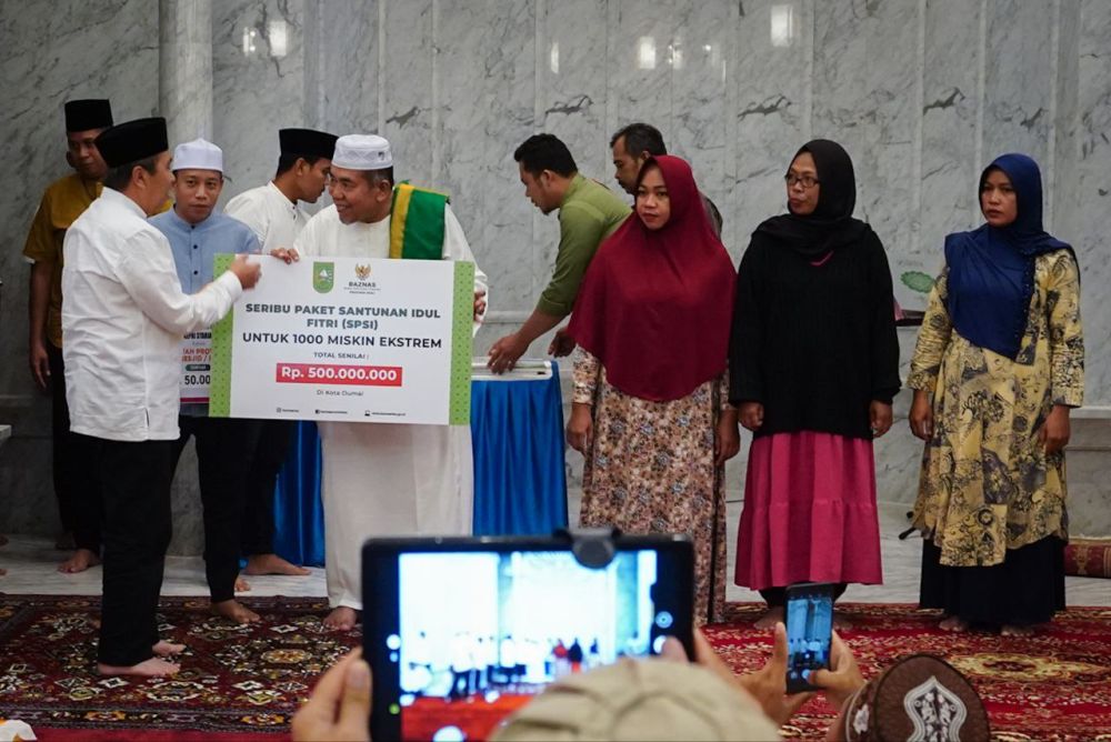 Gubernur Riau Serahkan Program Kemitraan BRK Syariah dan Ribuan Paket Idul Fitri Untuk Warga Dumai
