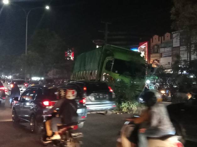 Jalan HR Soebrantas Pekanbaru Macet Total Akibat Kecelakaan Truk