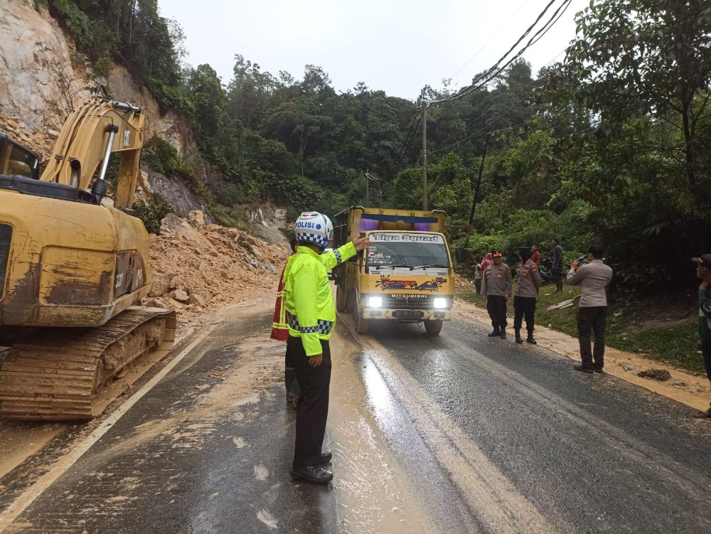 Longsor di KM 81 Merangin, Jalan Lintas Sumbar-Riau Buka Tutup