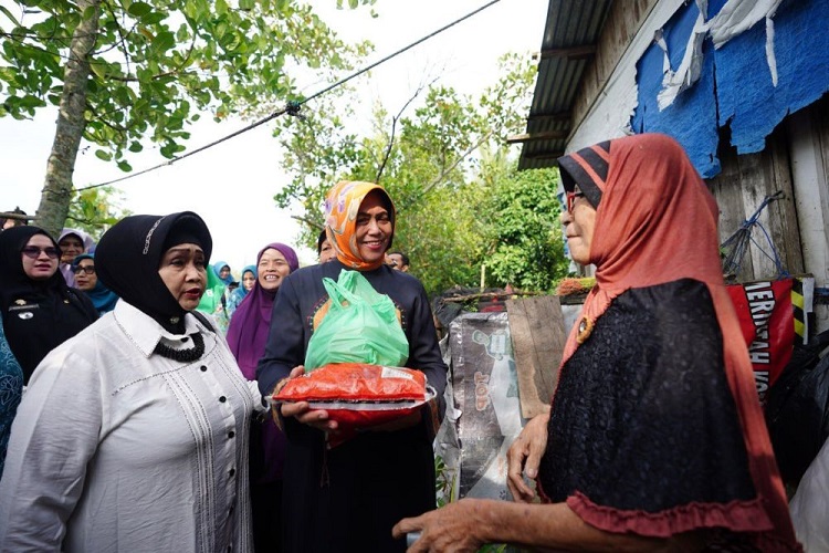Giliran Warga Meranti Pandak yang Diberi Bantuan Oleh Misnarni Syamsuar