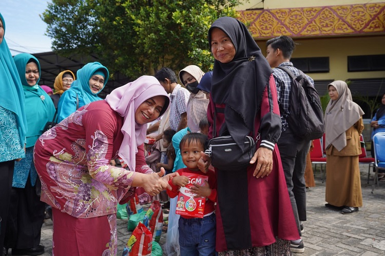 Misnarni Syamsuar Bagi-bagi Sembako Serta Susu Untuk Anak Stunting dan Dhuafa