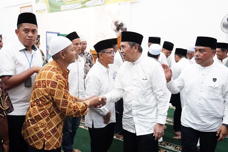 Baru Sekali Ini Dikunjungi Gubernur Riau, Warga Binuang Terharu
