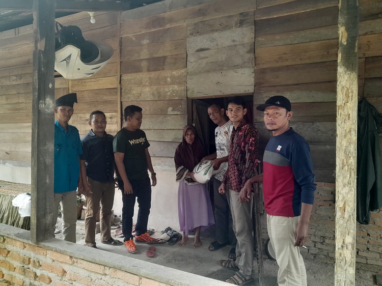 Bantuan BRK Syariah, FPPMM Rumbai Timur Bagikan Beras Untuk Warga Miskin di Okura