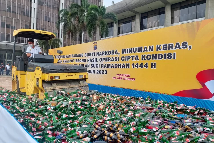 Jelang Ramadhan, Polda Riau Musnahkan Ribuan Botol Miras dan Knalpot Brong