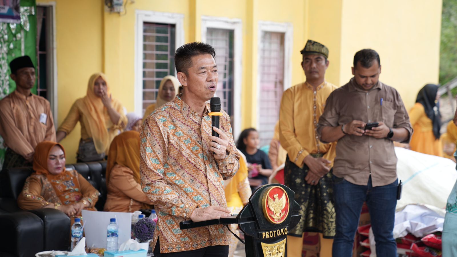 Pastikan Pelayanan Terbaik, Bupati Afrizal Sintong Pantau Perekaman e-KTP di Tanjung Medan
