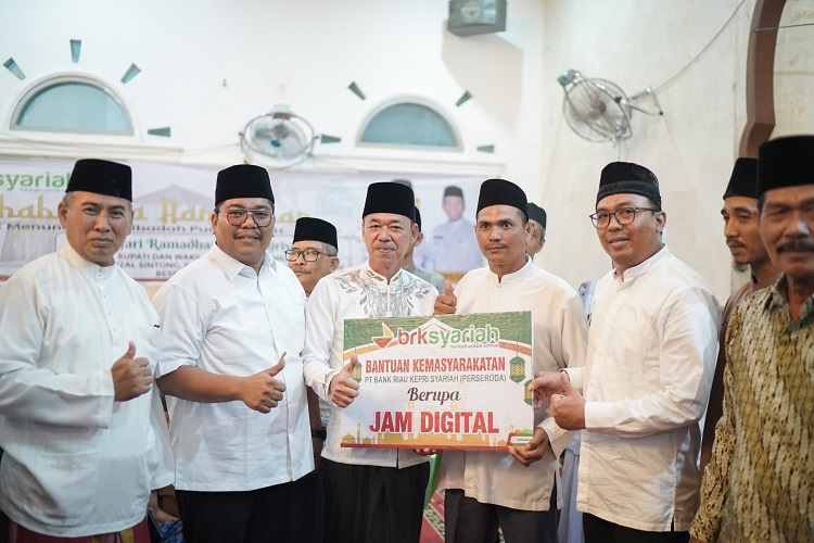 Safari Ramadhan di Batu Hampar, Bupati Rohil Kembali Salurkan Bantuan