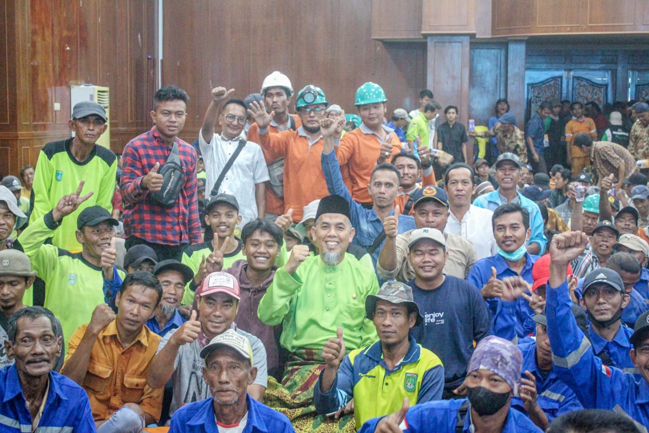 Berkah Adipura Perdana, 3 Petugas Kebersihan Dihadiahi Umroh Oleh Wako Paisal