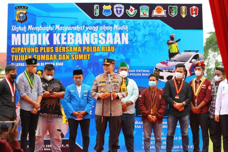 Mudik Gratis, Kapolda Riau Berangkatkan 4 Bus ke Sumbar dan Sumut