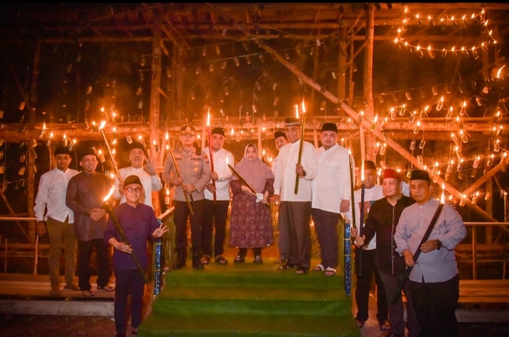 Buka Festival Lampu Colok, Bupati Kasmarni Ajak Masyarakat Abadikan Setiap Miniatur