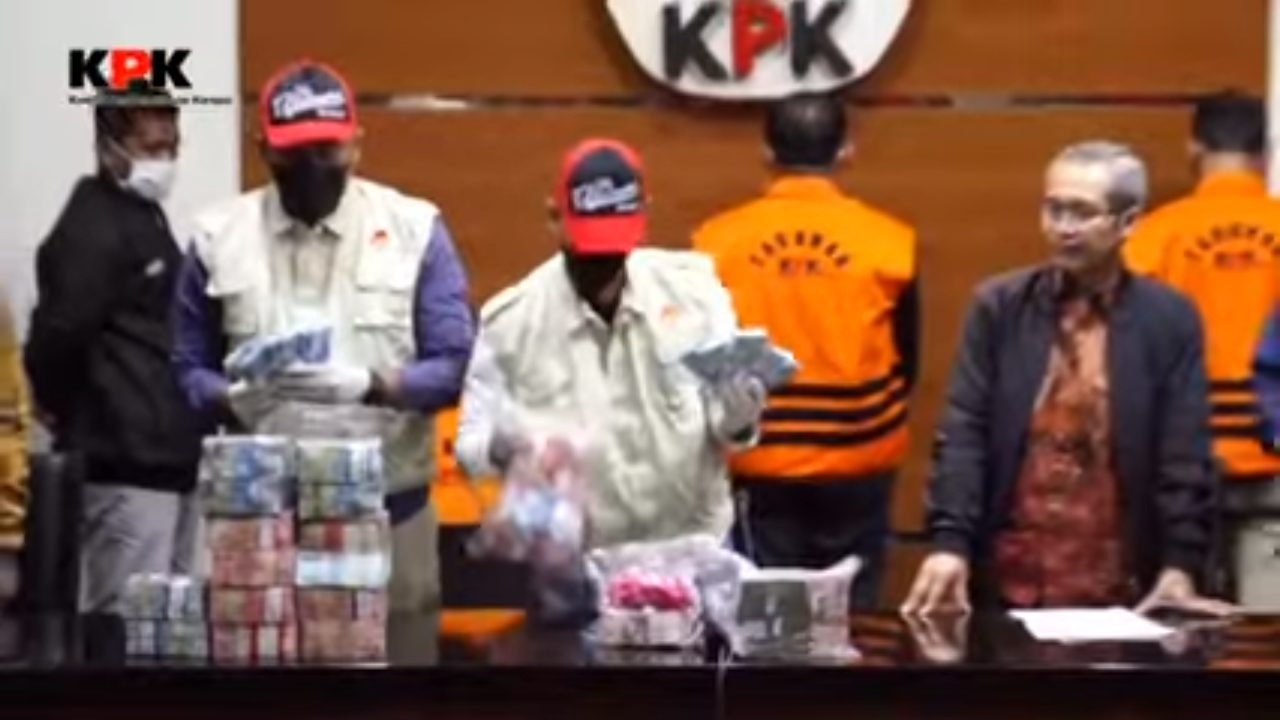 KPK Resmi Menahan Bupati Meranti dan Ketua Tim Auditor BPK  Wilayah Riau