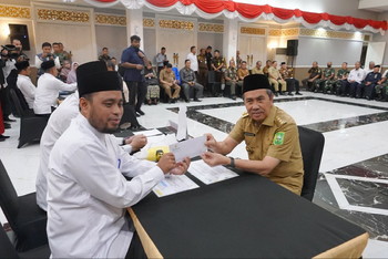 Gubri Serahkan Zakat Pada Petugas Baznas dan Berharap Bisa Disalurkan Tepat Sasaran